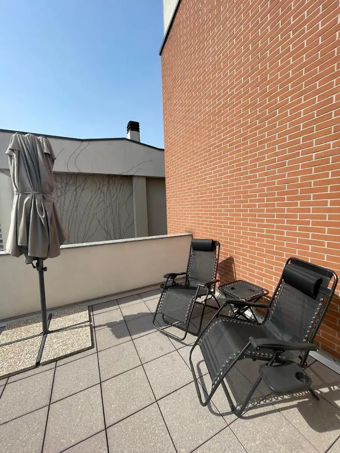 Elegant Apartment In Milan With Panoramic Terrace Olaszország