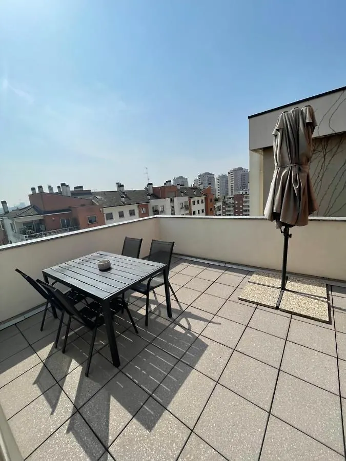 Elegant Apartment In Milan With Panoramic Terrace
