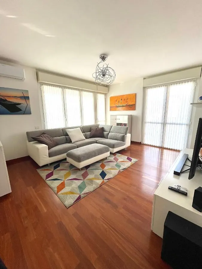 Elegant Apartment In Milan With Panoramic Terrace 0*,  Italia